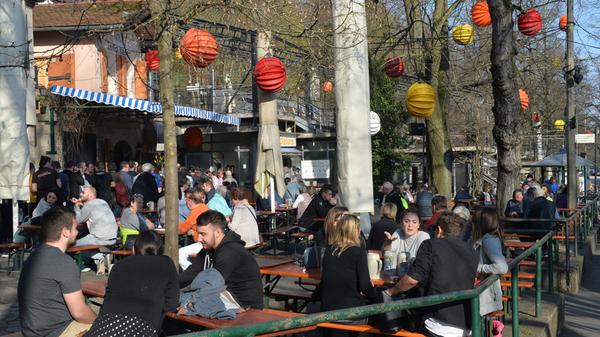 Sonne sei dank: Am Entlas Keller in Erlangen ist einen Tag früher geplant die Biergarten-Saison 2019 eröffnet worden. Kellerwirt Vincenz Schiller konnte viele, viele Besucher begrüßen.