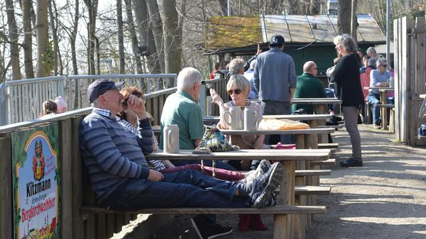 Das wunderbare Wetter lockte hunderte Biergartenfreude an, um die Sonne zu genießen.