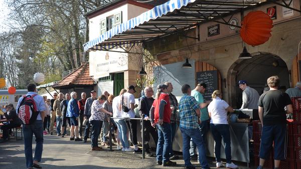 Schlange stehen für die erste Biergarten-Maß am Entlas.