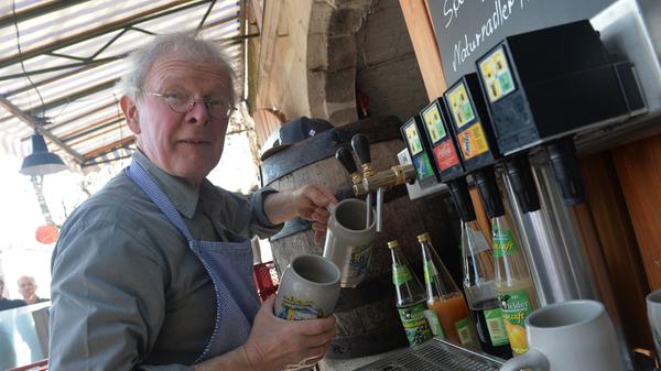 Senior-Chef Friedirch Engelhardt am Zapfhahn.