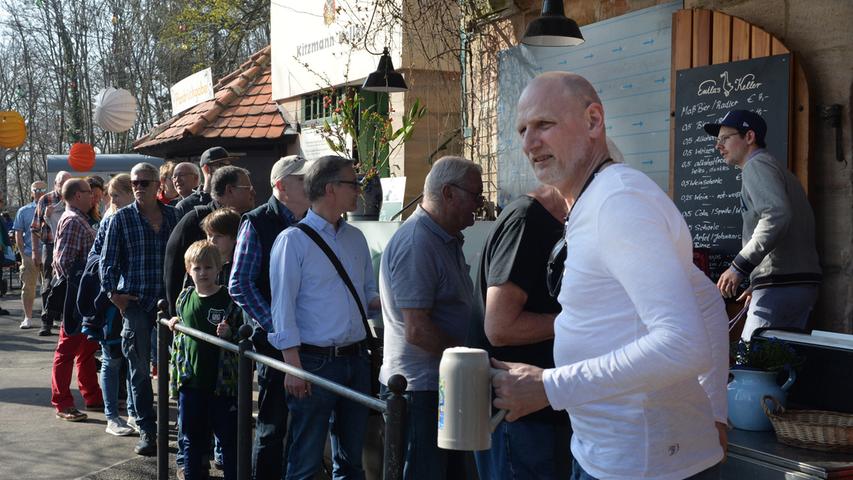 Sonne sei dank: Am Entlas Keller in Erlangen ist einen Tag früher geplant die Biergarten-Saison 2019 eröffnet worden. Kellerwirt Vincenz Schiller konnte viele, viele Besucher begrüßen.