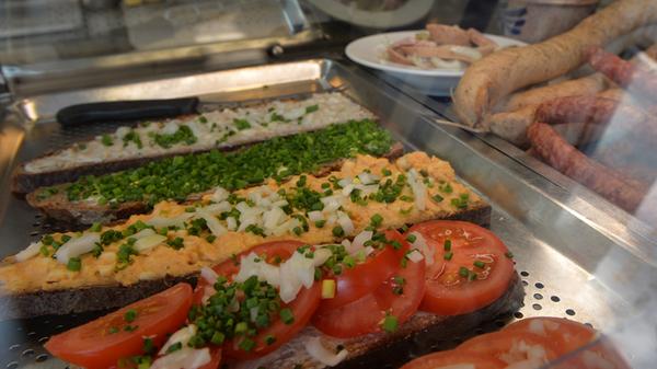 Ein Brotzeit im Frühling auf einem Bierkeller - was gibt´s schöneres?