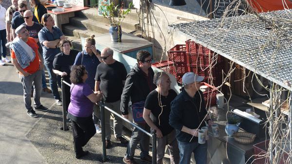 Sonne sei dank: Am Entlas Keller in Erlangen ist einen Tag früher geplant die Biergarten-Saison 2019 eröffnet worden. Kellerwirt Vincenz Schiller konnte viele, viele Besucher begrüßen.