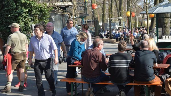 Am Entlas Keller gibt es viele Stammgäste, "es ist wie eine Familie". Die Vorfreude ist auch deshalb groß, weil erstmals nicht mehr Kitzmann - das gibt es nur noch während der Bergkirchkweih - sondern andere Biere ausgeschenkt werden.