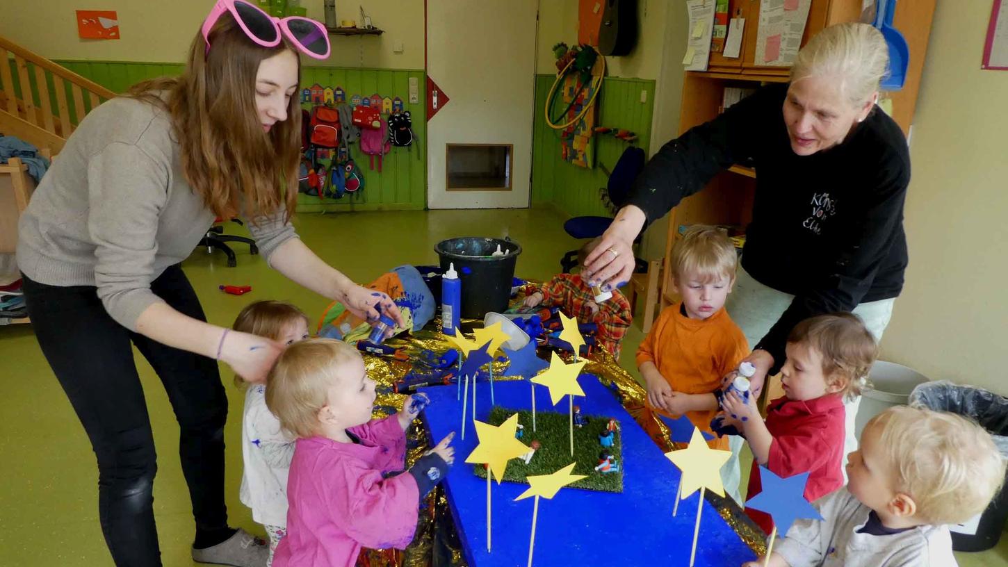 Mit den Kleinsten im Dachsbacher Kindergarten „Hirtenhaus“ gestaltete die Künstlerin Elke Rogler-Klukas die Spielwiese Europa.