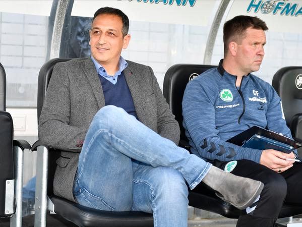 Blickt optimistisch auf die kommende Saison: Fürths Sport-Geschäftsführer Rachid Azzouzi (links). Blickt optimistisch auf die kommende Saison: Fürths Sport-Geschäftsführer Rachid Azzouzi (links).