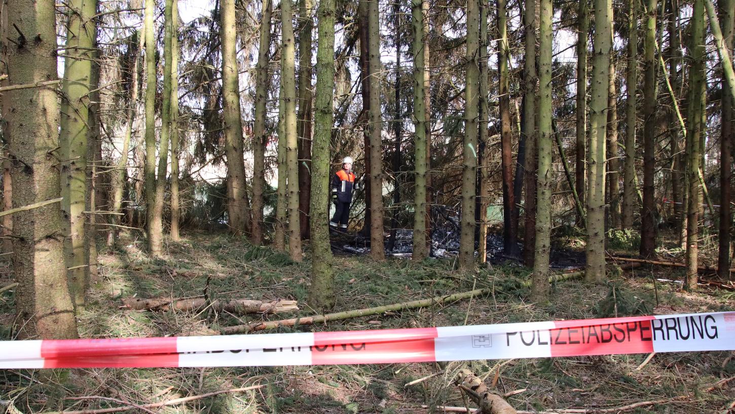 Ein tragisches Flugzeugunglück ereignete sich am Sonntagnachmittag in der Oberpfalz. Ein Kleinflugzeug stürzte in der Nähe der B15 bei Maxhütte-Haidhof ab.