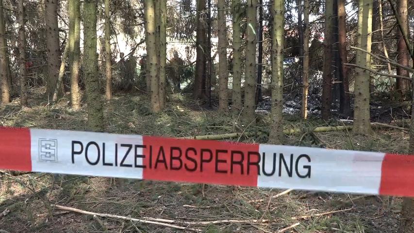 Kleinflugzeug in Waldstück gestürzt: Zwei Schwerverletzte bei Schwandorf