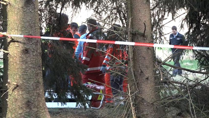 Kleinflugzeug in Waldstück gestürzt: Zwei Schwerverletzte bei Schwandorf