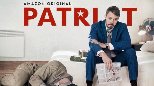 "Patriot", eine Mischung aus schwarzem Humor und Drama-Serie, erzählt die Geschichte eines zögerlichen Spions, der dazu gezwungen wird, bei einem Rohrleitungsbauunternehmen anzuheuern, um die Pläne des Iran zur Atomwaffenherstellung zu sichern. Das Format von Steven Conrad zeigte in zwei Staffeln die eher unglamourösen Aspekte des Lebens eines Nachrichtenoffiziers. Zuweilen skurril und überraschend gewalthaltig entpuppt sich "Patriot" schnell als entwaffnende und herrlich durchgeknallte Farce. So richtig Fahrt nahm die Serie aber erst in Staffel zwei auf, die bei Kritikern großen Eindruck hinterließ und Erinnerungen an "Fargo" oder Wes-Anderson-Filme weckte, ohne seine ganz eigene originelle Machart zu verlieren. Angesichts ihrer großen Qualität ist die Produktion in Deutschland überraschend unbekannt.
