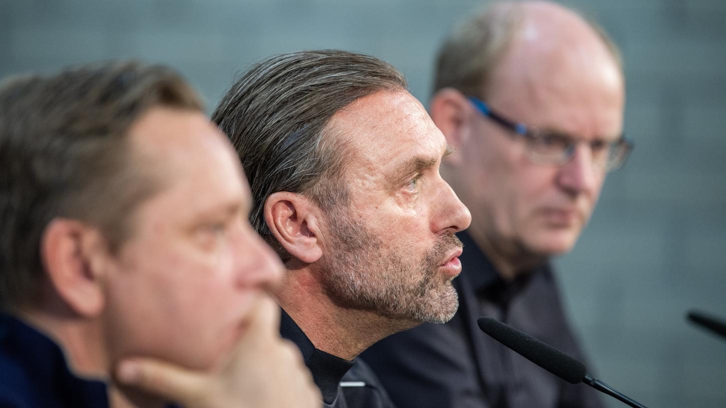 Beim Tabellenletzten der Fußball-Bundesliga könnte es nun hart auf hart kommen. Thomas Doll und Horst Heldt sich längst nicht unumstritten.