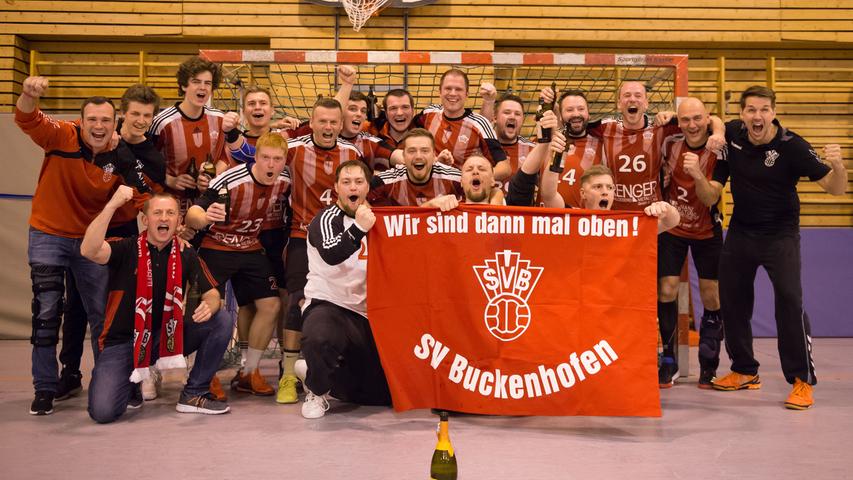 30.03.2019 --- Handball --- Saison 2018 2019 --- Bezirksliga BZL Männer : HC Forchheim II - SV Buckenhofen --- Foto: Sport-/Pressefoto Wolfgang Zink / OGo --- ..Gruppenbild Mannschaft Team SV Buckenhofen feiern Aufstieg