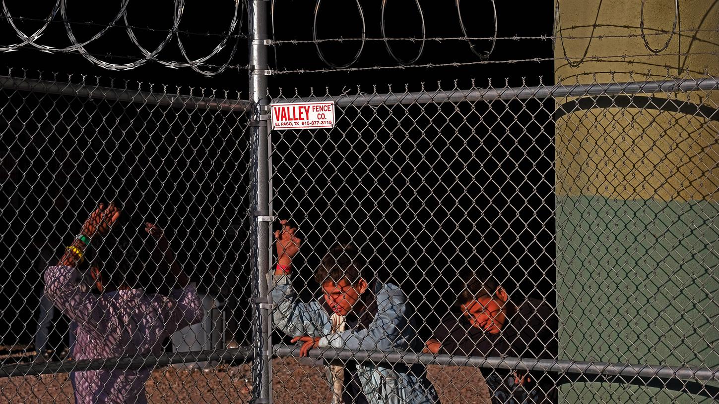 An dem Grenzübergang El Paso werden inhaftierte Flüchtlinge aus Mittelamerika unter einer Brücke untergebracht.
