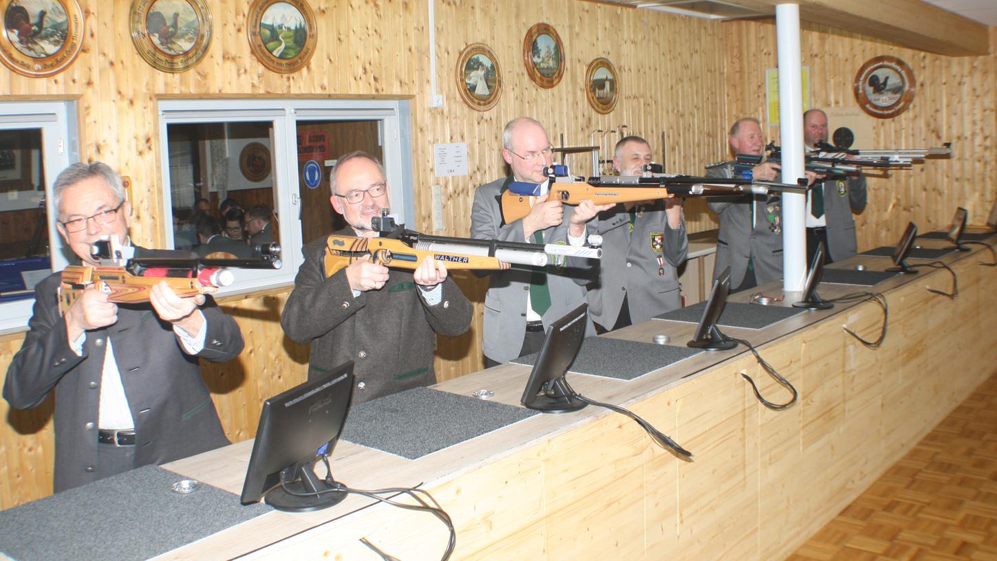 Gemeinsam gaben die Ehrengäste die ersten Schüsse ab (von links): Landratstellvertreter Robert Westphal, Bürgermeister Werner Baum, Schirmherr Matthias Strauß, Gauschützenmeister Klaus Kemmelmeier, Stellvertreter Karl Hüttinger und Markus Dürnberger als Schützenmeister des Jubelvereins trafen aber nicht gut genug für die Eröffnungsscheibe. Gemeinsam gaben die Ehrengäste die ersten Schüsse ab (von links): Landratstellvertreter Robert Westphal, Bürgermeister Werner Baum, Schirmherr Matthias Strauß, Gauschützenmeister Klaus Kemmelmeier, Stellvertreter Karl Hüttinger und Markus Dürnberger als Schützenmeister des Jubelvereins trafen aber nicht gut genug für die Eröffnungsscheibe.