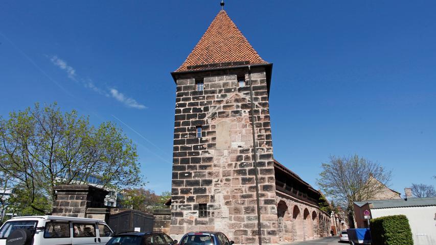 Jeder kennt Nürnberg für seine alten, dicken und runden Stadtmauer-Türme. Es gibt aber auch eckige so wie hier am Maxfeld. 