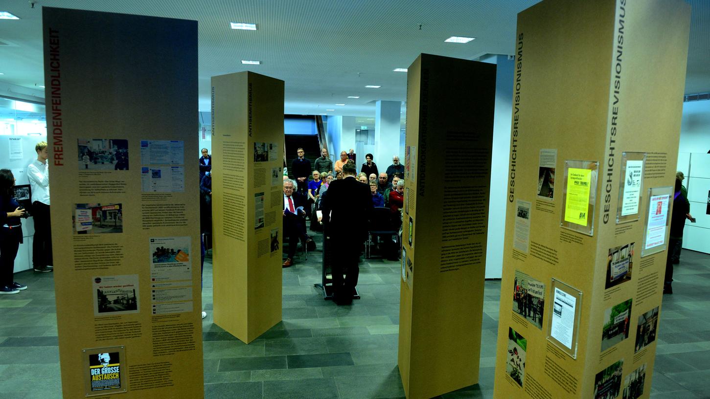 Rechtsextremismus-Schau im Rathaus Erlangen: Hier ein Bild vom Eröffnungstag der Ausstellung.