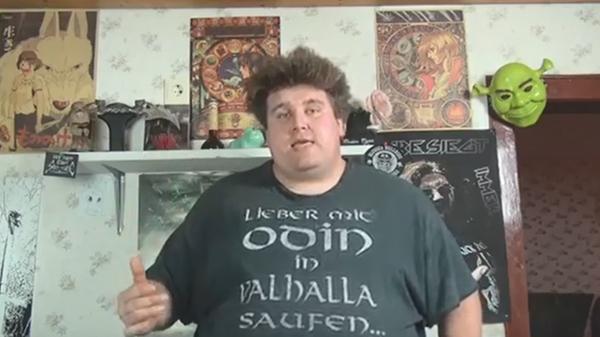 Der Drachenlord lässt sich mit jeder Frage provozieren und zu unüberlegten Antworten hinreißen. Dabei gibt er zum Beispiel preis, ob er schon mal sein eigenes Ejakulat probiert hat und wie er den Holocaust fände ("Ja, ein so ein Holocaust wär mal natürlich eine richtig nice Sache.") . Der Bewährungshelfer ist der Meinung, Rainer Winkler könne das Geschehen zwischen ihm und seinen Anti-Fans schon lange nicht mehr kontrollieren. Doch die Schuld sieht der "Drache", wie er sich selbst nennt, allein bei den Hatern, eigene Defizite will er nicht wahrhaben.