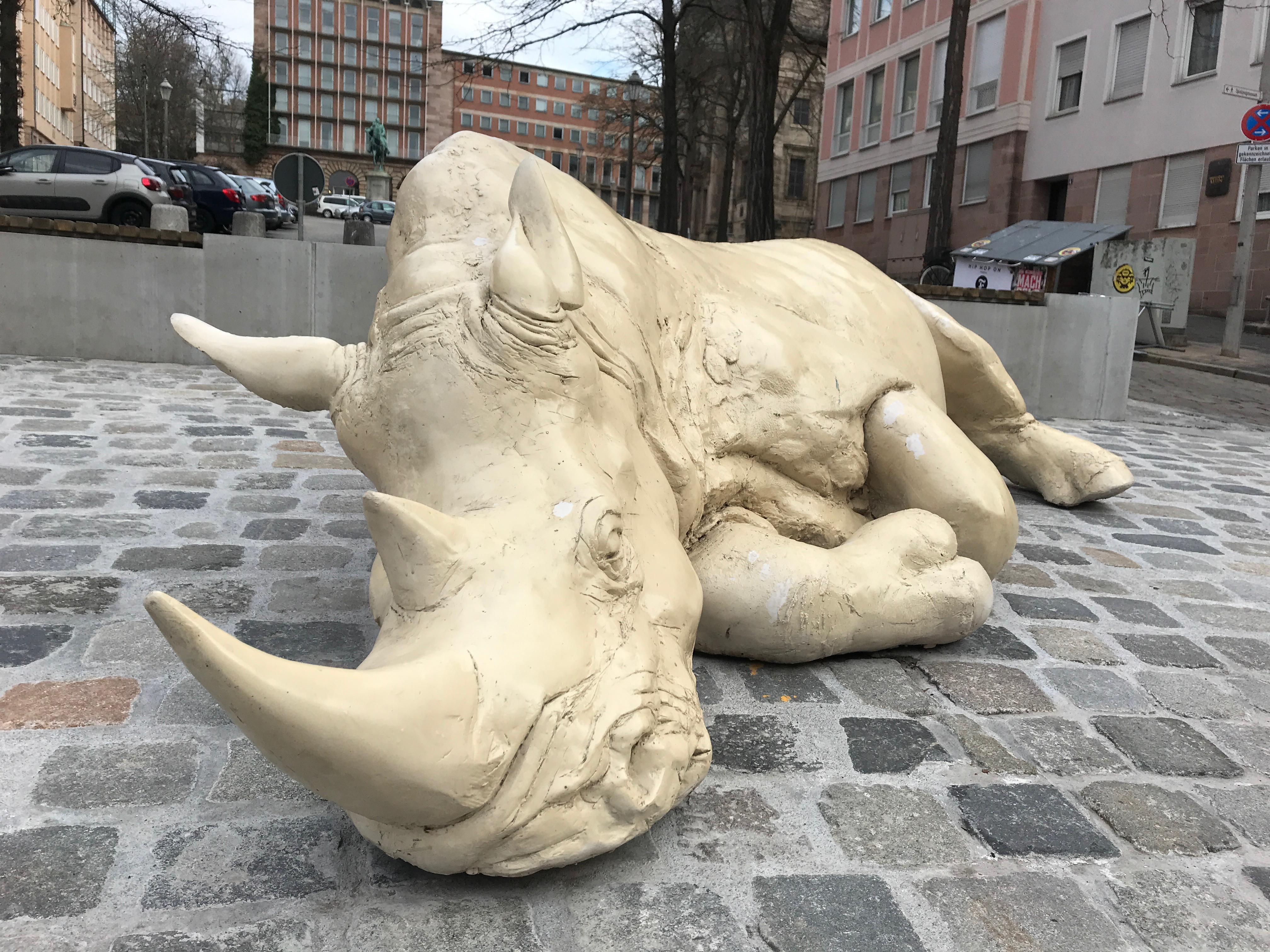 Zahlreiche Statuen und Skulpturen bereichern auch das Nürnberger Stadtbild. Neben kirchlichen und privaten Standbildern und Freiplastiken gehören alleine 230 Statuen und Denkmäler der Stadt. "Das schlafende Nashorn" der Künstlerin Dorota Hadrian liegt seit 2018 am Egidienplatz.