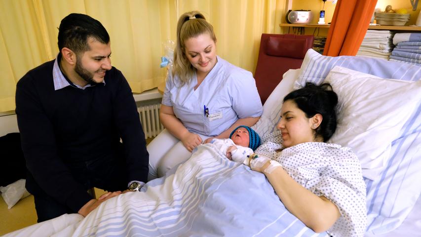 Zum Glück gibt es auch nachts regelmäßig etwas zu feiern. In der Geburtshilfe freuen sich Mutter Elvan und Vater Miran A. mit Hebamme Maria über ihr zweites Kind.