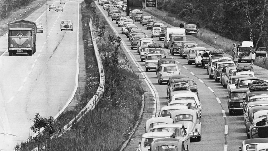 Umstrittenes Fahrverbot für schwere Lastkraftwagen: weniger Unfälle ohne sie? Hier geht es zum Artikel vom 5. April 1969: Ab Freitag weg von allen Straßen?