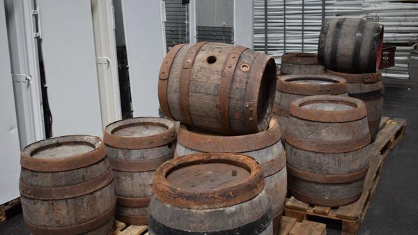 Wohl eher als Dekoration gedacht: Historische Bierfässer.