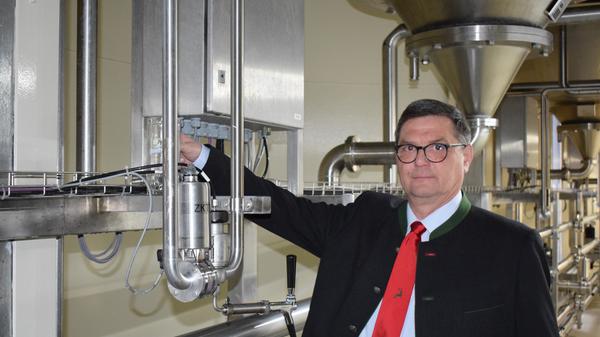 Das erste in Kulmbach gebraute Kitzmann-Bergkirchweihbier wird zur Verkostung gezapt.