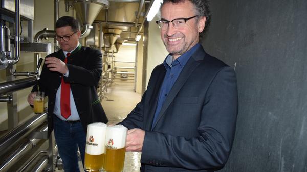Prost! Braumeister Hermann Nothhaft und Michael Schmid, Leiter des Bereichs Veranstaltungen...