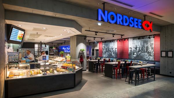 Auch Nordsee ist mit eingestiegen, und bietet allerlei Fischgerichte aus der Theke an. Wer in der App den Fang für 2,90 Euro macht, darf sich über gleich drei verschiedene Snacks freuen - wie beispielsweise Backfisch-Baguettes, Räucherlachs-Wrasp, Salate oder einer Sushi-Box.