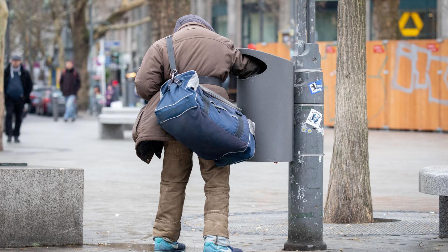 Wer in Deutschland arm ist lebt einer Bertelsmann-Studie zufolge überdurchschnittlich oft in einer Stadt mit mehr als 100.000 Einwohnern.