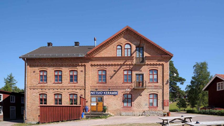 ...unter anderem an dieser rund 100 Jahre alten Ziegelei vorbei. Heute beherbergt das stattliche Gebäude in dem Weiler Nittsjö einen bei Touristen und Einheimischen beliebten Keramikbetrieb.