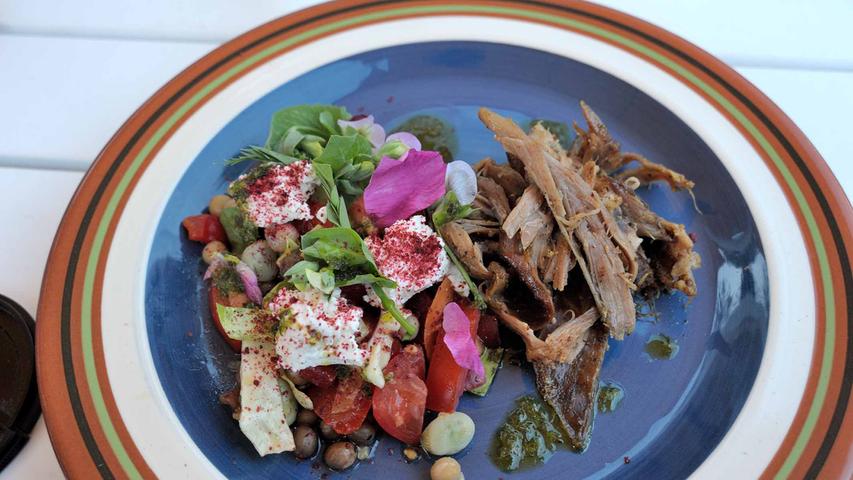 Die Ergebnisse sind ausgesprochen lecker: In einer Lehmkuhle gegartes Schafsfleisch mit orientalischem Salat und Wildblumen.