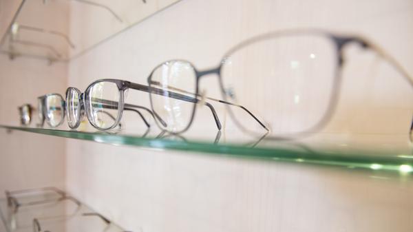 Trotz der Schließung des Einzelhandels dürfen Optiker und Hörgeräteakustiker weiterhin ihre Türen öffnen.