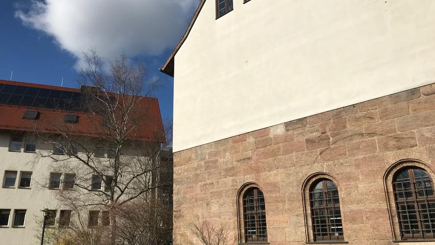 ... gehört die Großweidenmühle im Stadtteil St. Johannis. Die Einrichtung wird vom Sozialamt der Stadt Nürnberg betrieben und bietet neben 45 stationären Wohnplätzen für obdachlose Männer 19 kurzfristige Notschlafstellen an.