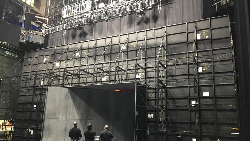 Hätten Sie's erkannt? Das hier ist die Bühne des Nürnberger Opernhauses, von hinten betrachtet. Diese Seite der Bühne sehen die Schauspieler, bevor sie vor ihr Publikum treten. 