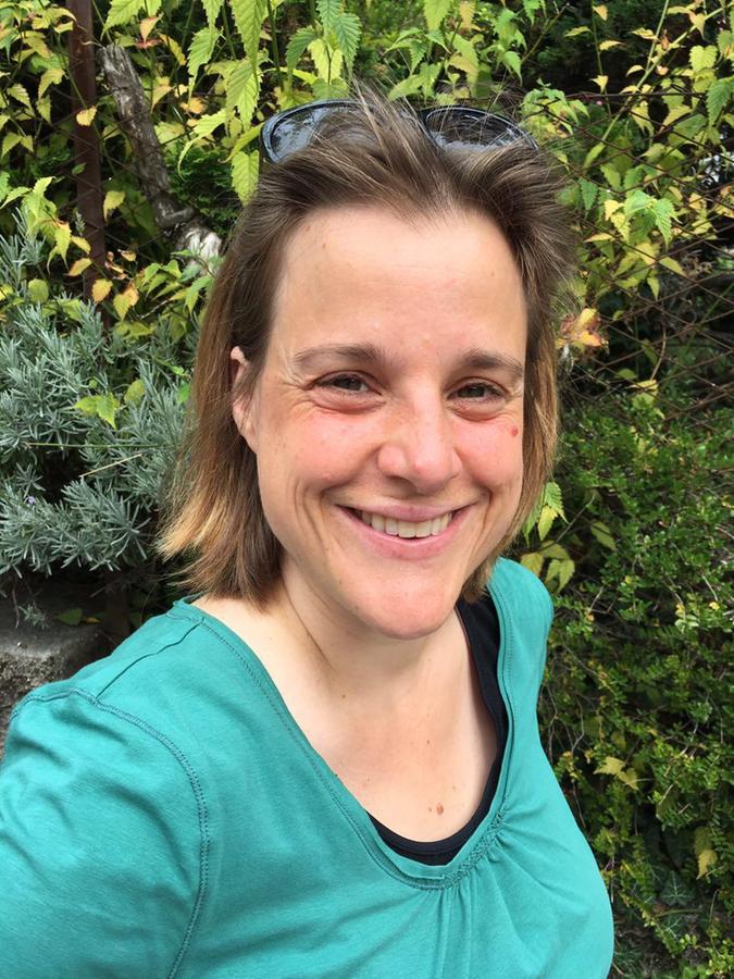Beate Meyer hat Sozialpädagogik in Nürnberg studiert und mit dem Diplom abgeschlossen. Sie arbeitete einige Jahre in der offenen Jugendarbeit, ehe sie zum Jugendamt Nürnberg kam. Dort leitet sie aktuell die Abteilung Präventive Kinder- und Jugendhilfe. Beate Meyer hat Sozialpädagogik in Nürnberg studiert und mit dem Diplom abgeschlossen. Sie arbeitete einige Jahre in der offenen Jugendarbeit, ehe sie zum Jugendamt Nürnberg kam. Dort leitet sie aktuell die Abteilung Präventive Kinder- und Jugendhilfe.