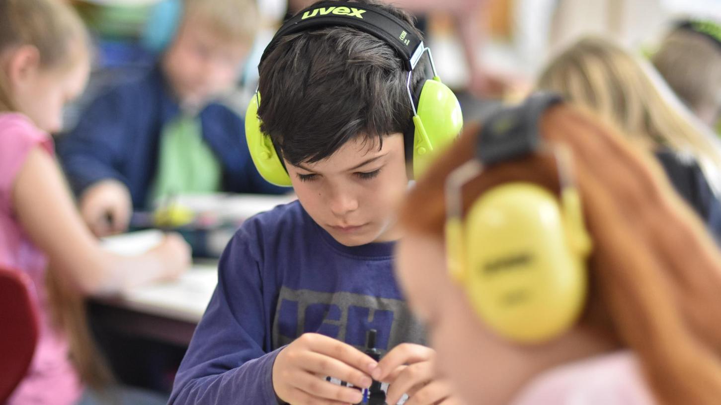 Unruhige Zeiten: Kopfhörer im Fürther Klassenzimmer