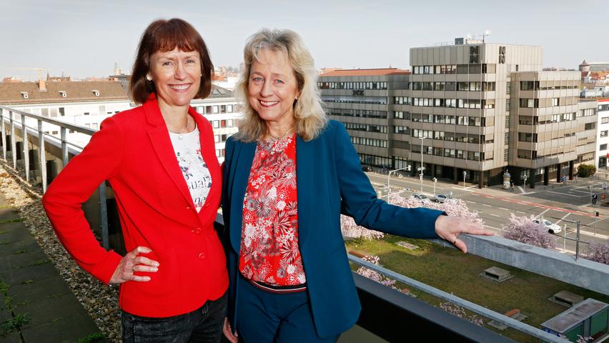 Sie stehen an der Spitze: Sabine Schnell-Pleyer (links) und Bärbel Schnell leiten den Verlag Nürnberger Presse gemeinsam mit der operativen Geschäftsführerin Erika Gassner. Im Hintergrund ist der Hauptsitz des Verlags an der Marienstraße in Nürnberg zu sehen.
Sie stehen an der Spitze: Sabine Schnell-Pleyer (links) und Bärbel Schnell leiten den Verlag Nürnberger Presse gemeinsam mit der operativen Geschäftsführerin Erika Gassner. Im Hintergrund ist der Hauptsitz des Verlags an der Marienstraße in Nürnberg zu sehen.