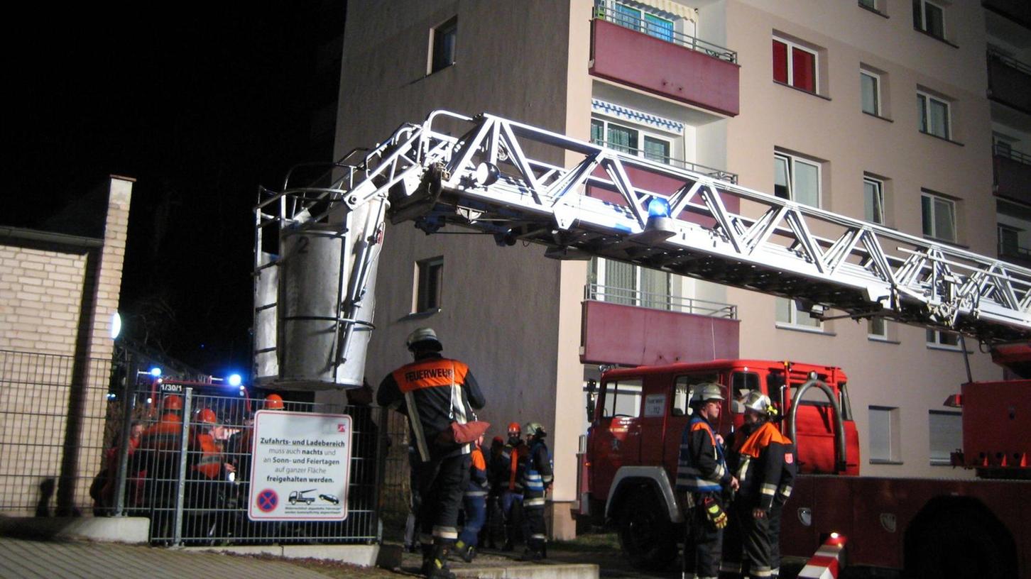 Feuerwehr Schwabach übt an Hochhaus den Ernstfall