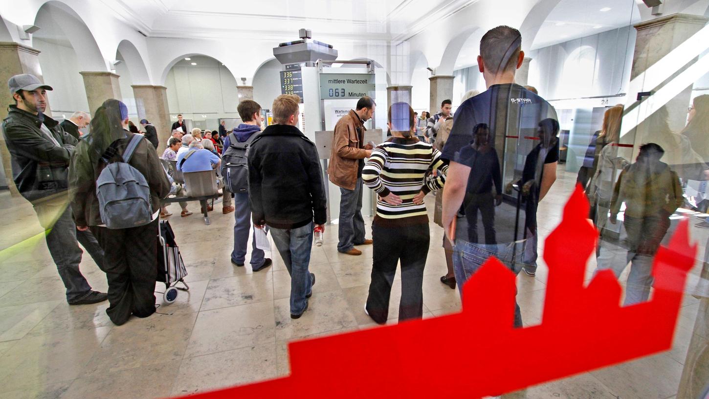 Schon öfter hatten sich Kunden über die lange Wartezeiten im Nürnberger Einwohnermeldeamt beschwert (Archivbild). Schon öfter hatten sich Kunden über die lange Wartezeiten im Nürnberger Einwohnermeldeamt beschwert (Archivbild).