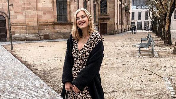 Wer sich durch Eva Jasmins Feed scrollt, erkennt ihre Begeisterung für Mode. Die geborene Erlangerin studiert mittlerweile in München. Auf Instagram unterhält sie rund 62.300 AbonnentInnen. Um ihre Vlogs auf Youtube ist es im letzten Jahr allerdings ruhig geworden. 