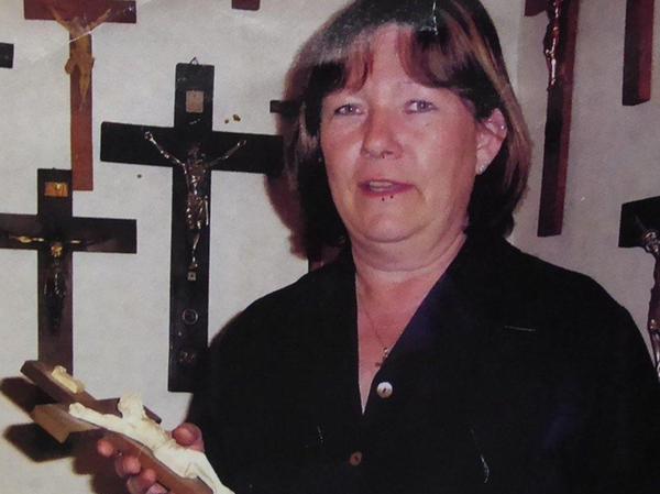 Marianne Lachmann mit dem Kreuz, mit dem alles anfing. Pfarrer Gottfried Renner hatte es im Februar 1999 aus dem Müll gefischt – Lachmann konnte es nicht glauben, dass Menschen so etwas wegwerfen: „Das Kreuz wurde für mich zur Lebensaufgabe.“