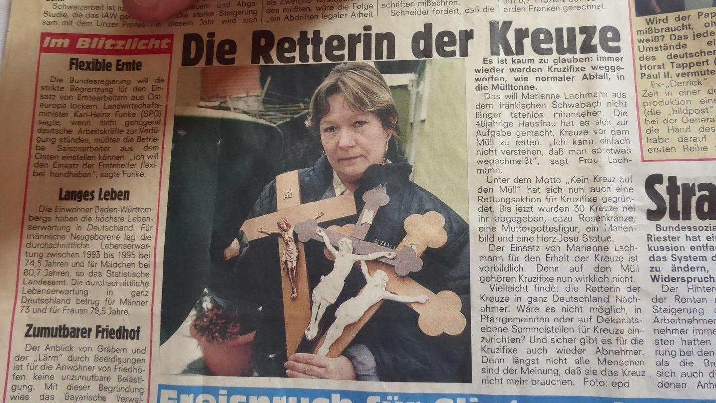 Seit 20 Jahren rettet sie Kreuze vor dem Mülleimer