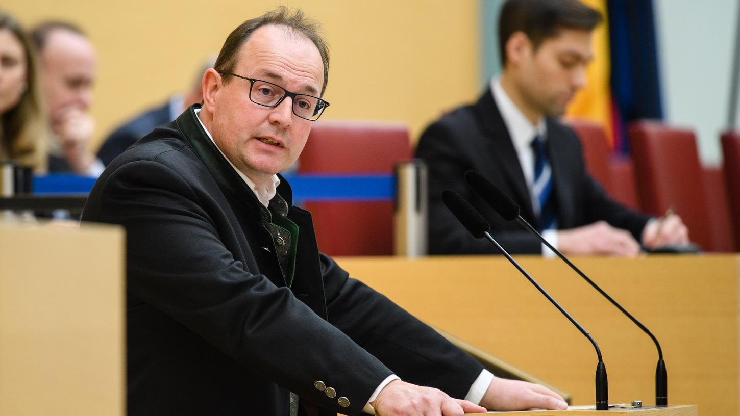 Der turbulente Richtungsstreit der AfD-Fraktion in Bayern hat einen neuen Höhepunkt erreicht: Fraktionschef Markus Plenk schmeißt hin. Der turbulente Richtungsstreit der AfD-Fraktion in Bayern hat einen neuen Höhepunkt erreicht: Fraktionschef Markus Plenk schmeißt hin.