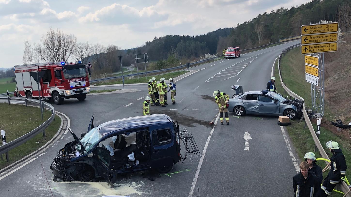 Schwerer Unfall am Samstagnachmittag: Bei Adelsdorf kollidierten zwei Fahrzeuge auf der Staatsstraße.