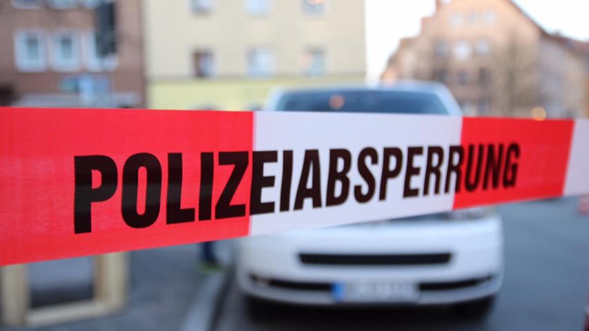 Großeinsatz am 6. April 2019 rund um die Polizeiinspektion Nürnberg-Mitte: Nachdem ein Mann einen unbekannten Gegenstand in der Inspektion abgestellt hatte, wurde das Gebäude in der Schlotfegergasse evakuiert: Später stellte sich der Gegenstand als "nicht gefährlich" heraus.