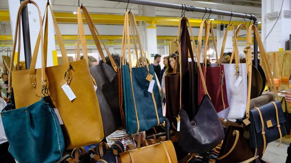 Der Herzlmarkt ist eine Erfindung von Madeleine Ulke. Am Sonntag kommt die Hobbykünstlerin mit ihrer Veranstaltung, die 2016 in München startete, ins Nürnberger Parks. Zu finden gibt es in der Location im Stadtpark in kleinen Manufakturen hergestellte Schmucksachen, Kleidungsstücke und Accessoires. Dazu werden Workshops angeboten. Ab 10 Uhr hat der Kreativmarkt, der schon in mehreren Städten gastierte, geöffnet.