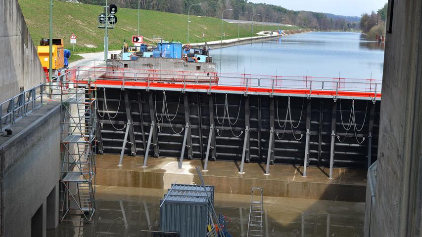 Um die Betriebssicherheit der Schleusen und Brücken des Main-Donau-Kanals zu erhalten, werden umfangreiche Inspektions-, Wartungs- und Instandsetzungsarbeiten durchgeführt. Der gesamte Kanal ist für die Schifffahrt gesperrt, die Schleuse Erlangen bei Möhrendorf trocken gelegt worden.