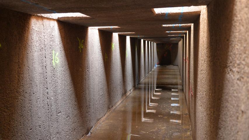 Die Schleuse Erlangen ist trocken gelegt, weil sie inspiziert und saniert werden muss. Hier wird das Wasser nach oben in die Schleusenkammer gepresst.