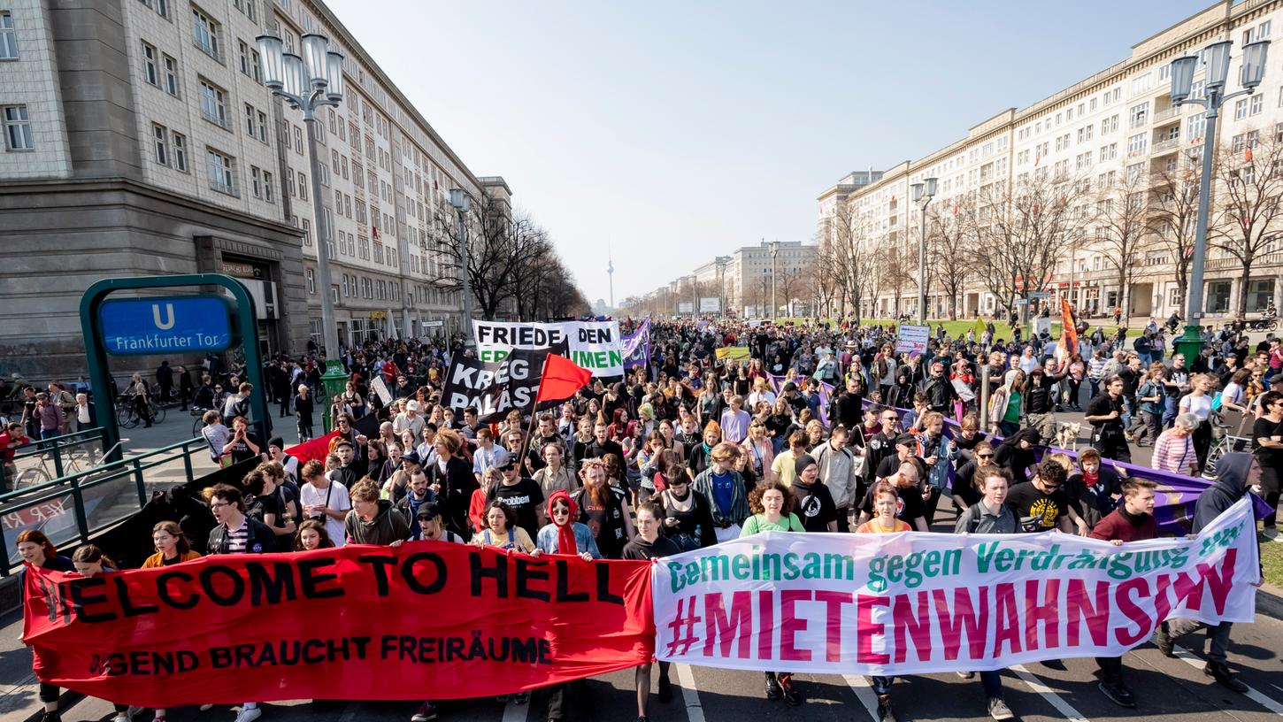 Der Demonstrationszug gegen steigende Mieten vom Bündnis gegen Verdrängung und #Mietenwahnsinn zieht durch die Berliner Karl-Marx-Allee. In zahlreichen europäischen Großstädten wurde am Wochenende gegen steigende Mieten demonstriert.