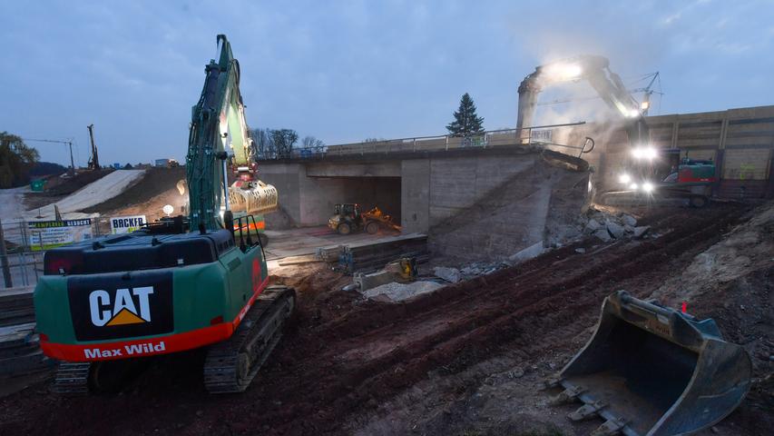 Staub und schweres Gerät: Brücke an A73 bei Eltersdorf abgerissen
